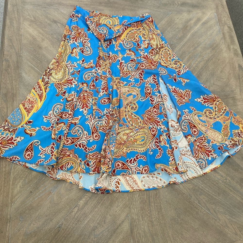 Brand new, never worn Zara skirt. Did not fit me well.